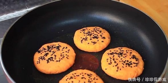 用红薯来烙个红薯芝士饼,外酥里嫩,一口下去满满的芝士流出来