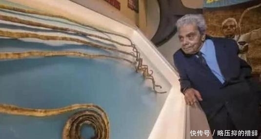 印度一男子锯掉了留了66年的指甲,左手已“废”?网友:确实不值得