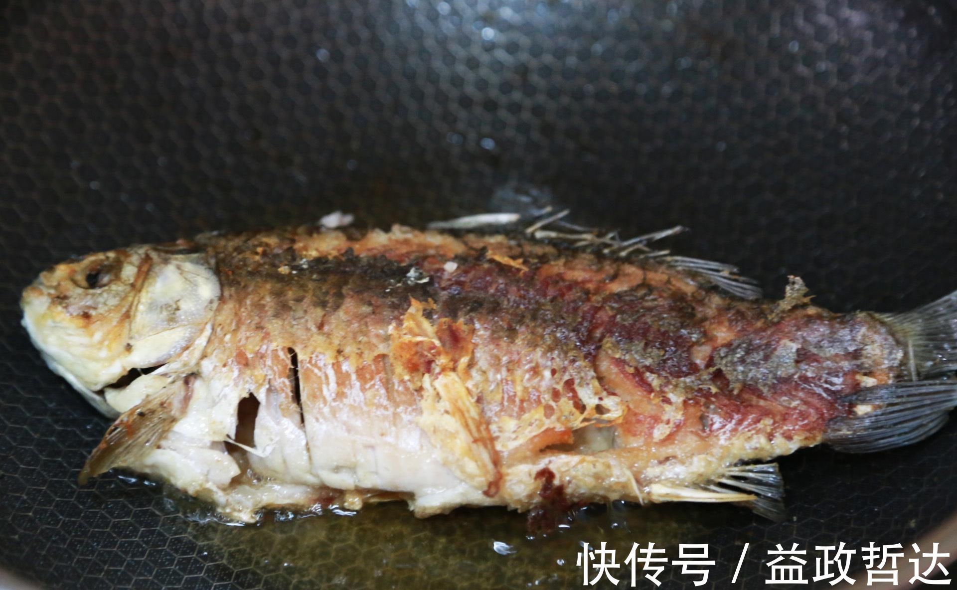 做鲫鱼汤时,用冷水还是用热水?掌握一招,汤汁奶白无腥味,好喝