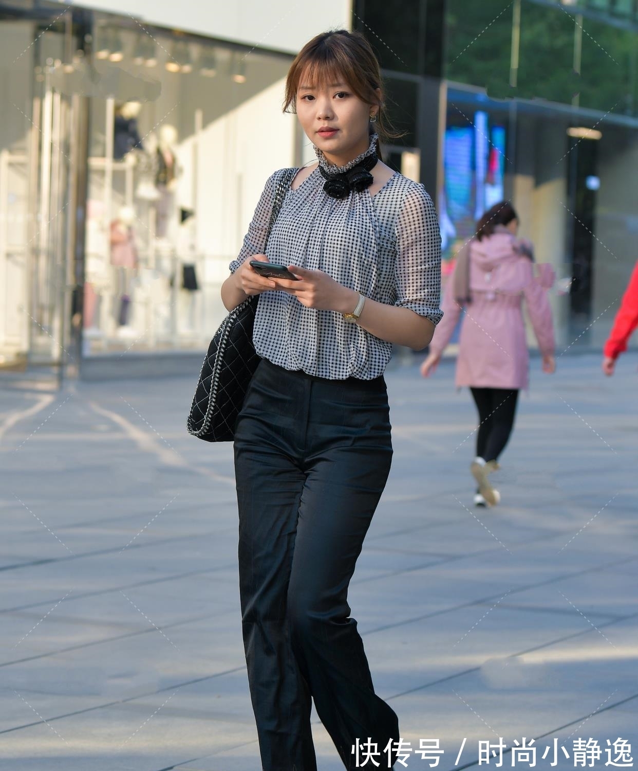 穿搭|格子复古挂脖镂空衬衫,黑白格子加上黑色蝴蝶结,日常通勤单品