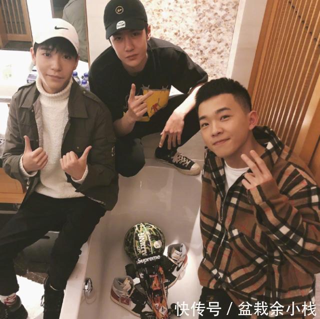 王一博|晒晒王一博自己住的家,内部布置像个出租房,平时在客厅做饭