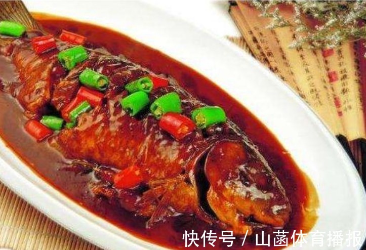 菜肴|红烧鲫鱼，颜色鲜亮味道浓郁，汤汁鲜美，此道菜肴适合给宝宝开胃