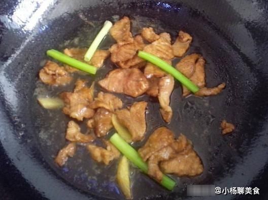 辣椒炒肉，先炒辣椒还是先炒肉？奶奶教我这样做，肉片滑嫩还入味