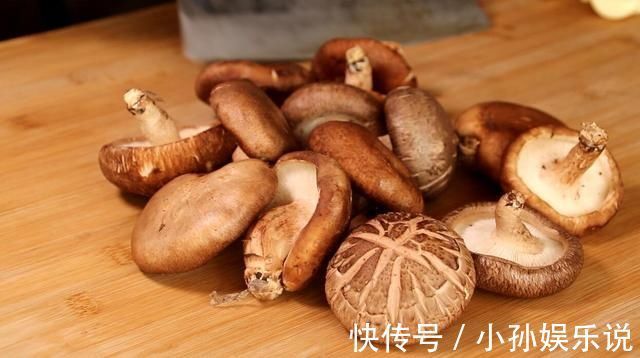 买香菇，选大的还是小的？老菜农教你4招，香菇味道浓郁又新鲜