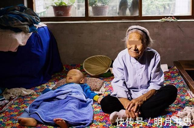 父母|宝宝到底该跟谁?跟老人和跟父母,性格差别其实并不大