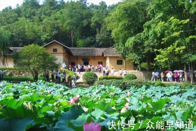 毛主席#百年前,一位秀才在此山写了首诗,没想百年后,一位伟人在此诞生