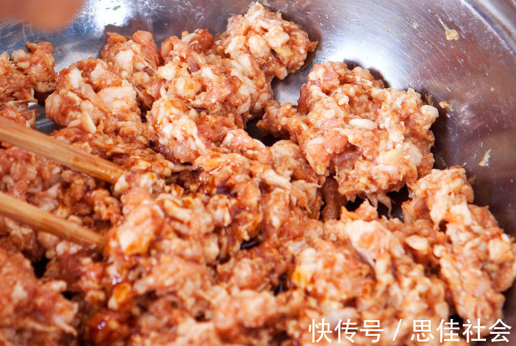 多汁|包白菜馅水饺,这一步是关键,做好了饺子鲜嫩多汁特别香