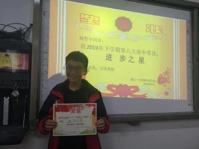 奖状|孩子奖状贴满墙，父母却笑不出来，原因很心酸