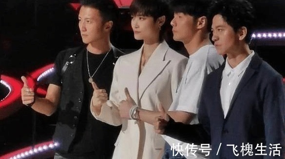 李健台上台下两个样子,台上风度潇洒,台下养生披棉袄