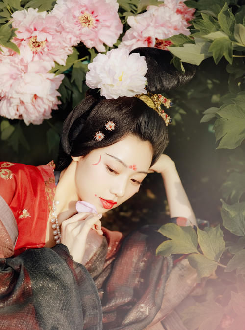 小姐姐$本以为唐制汉服够美了,直到看见“贵妃风”,才知道什么是精致