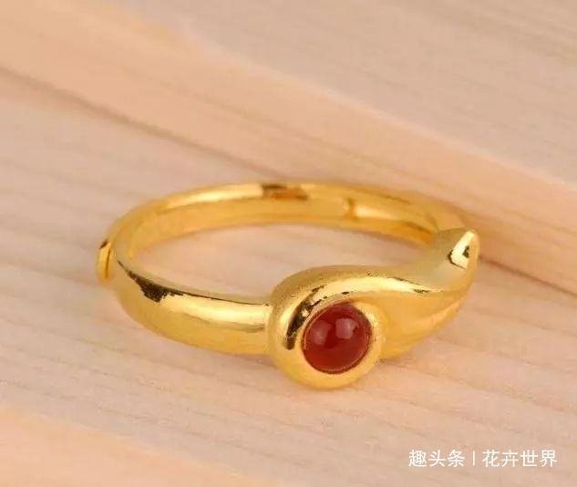 空心 黄金戒指样式多,懂行的人都不会挑选4种款式,你可别被忽悠了