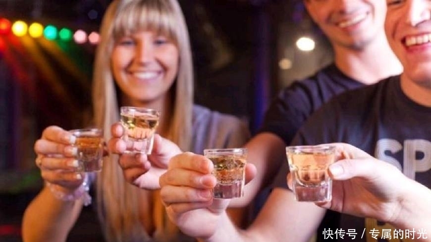 预防|不论男女,45岁后要预防脂肪肝!少吃2物多喝2水,肝脏更健康