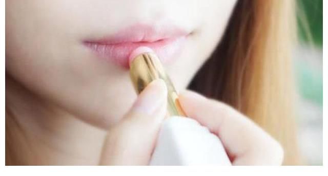 唇色 如何正确涂抹口红?适合素颜和淡妆使用的显白口红推荐