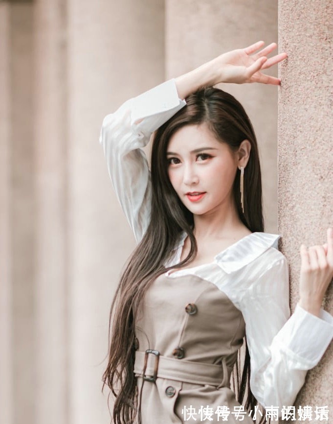 小姐姐 穿着简约的半身裙,配上清爽的背心,让造型显得优雅又靓丽