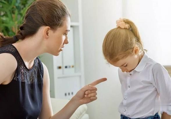 孩子|''都输了还有脸哭''，2岁女孩输了比赛，妈妈现场骂女儿长达10分钟