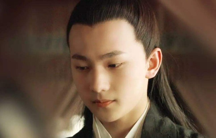 这块树化玉年代悠久,为何是难得宝贝,竟是玉化虫的缘故