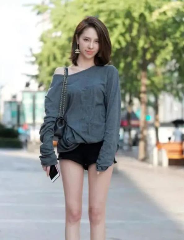 秀色可餐|街拍:秀色可餐的美女,一件白色背心配浅色短裤,青春活力气息