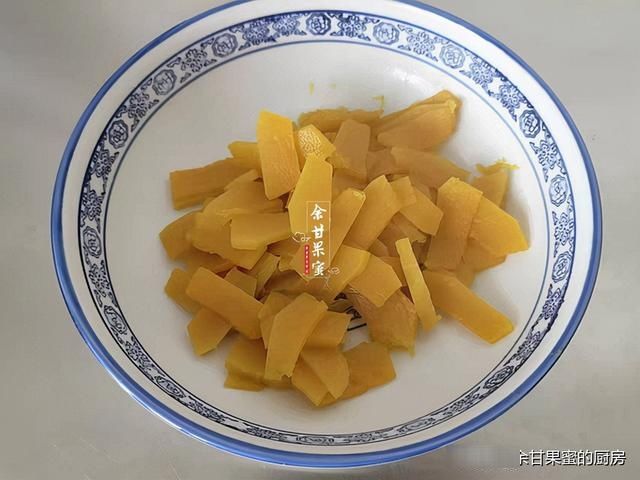 这道面食不用加水，制作过程简单，成品亮丽松软，无糖也甜美