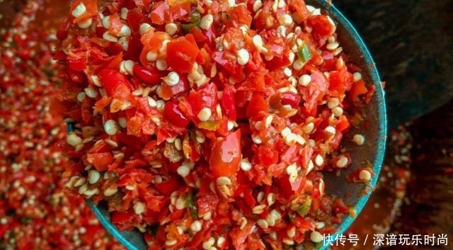 瓶子|腌辣椒时,只放盐就错了!多加2步,辣椒酱久放不发霉,香辣下饭