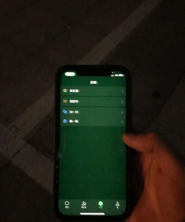 苹果|这是怎么了？不少iPhone 12用户称屏幕“发绿” 苹果称正在调查