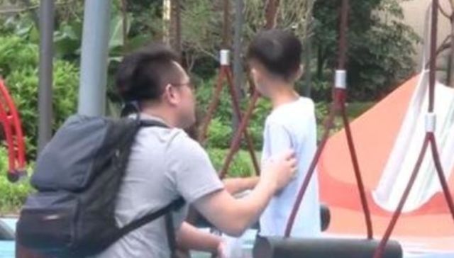 同学|孩子被同学推倒摔伤,爸爸群里说了这段话,家长纷纷说他情商高