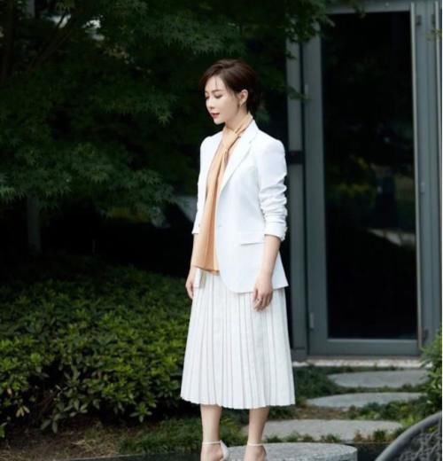  学会|女人过了40岁，一定要学会“减法穿搭”，高级又显气质