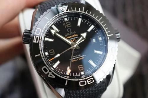 35岁左右爱运动的男士，如何选择欧米茄和劳力士的潜水腕表