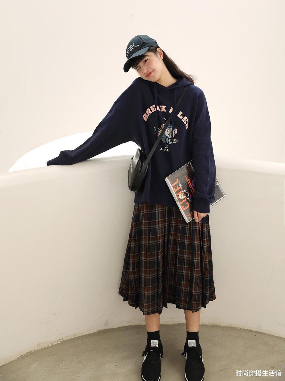今日春分，穿卫衣不要配裤子！瞧00后这样穿，时髦又减龄