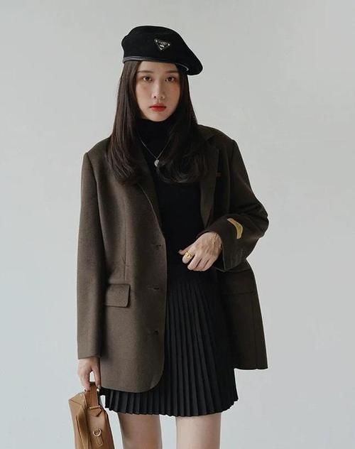 2021年春天流行的“毛呢小西装”，下装这样搭配很时髦，有韩范！