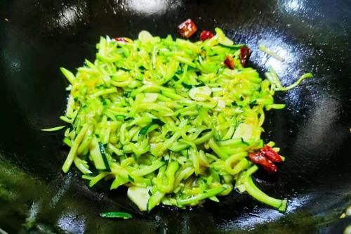 黄瓜西葫芦|夏天别总吃黄瓜西葫芦，不妨试试它，清香爽口，夏天吃正鲜嫩