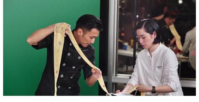 谢霆锋是真的准备认真当一个大厨吗？回复都在教人家做菜