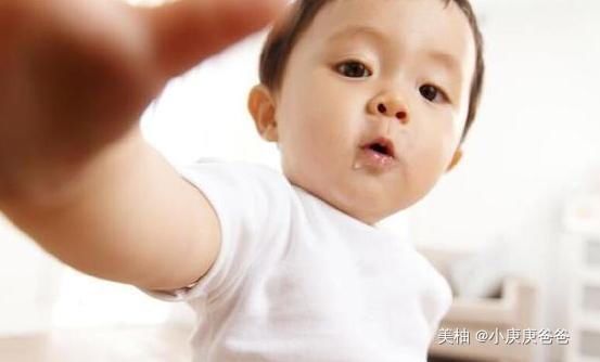 辅食|“馋猫宝宝”高铁上看到有人吃东西，流了爸爸一肩膀口水，太萌了