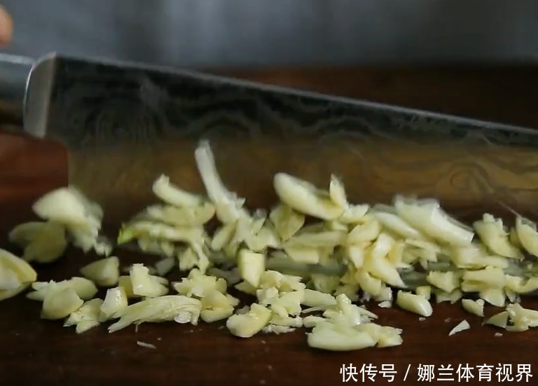 美味|2个大土豆简单一做,香辣美味,外酥里嫩,一口一块停不下来