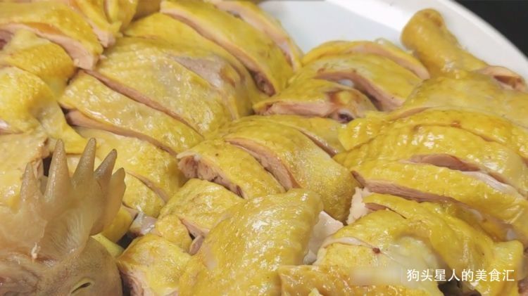 把整只鸡放到盐水中一泡,出锅皮脆肉嫩,不柴不腥,实在太厉害了