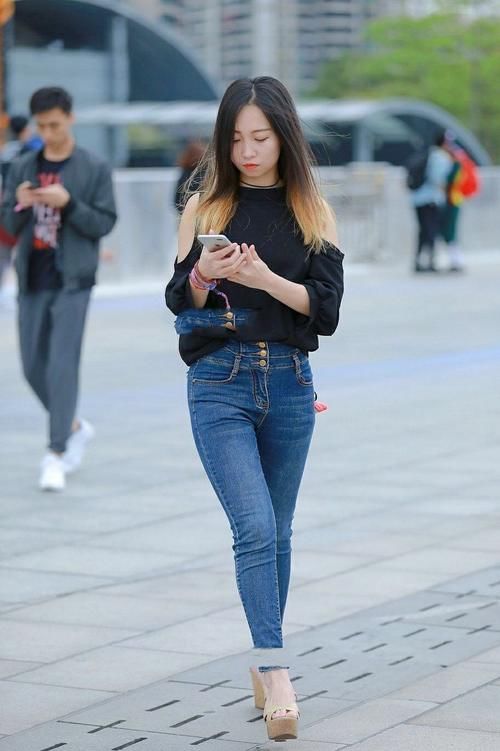 街拍：小姐姐逛街成焦点，一举一动都显高级感，不可拒绝地魅力