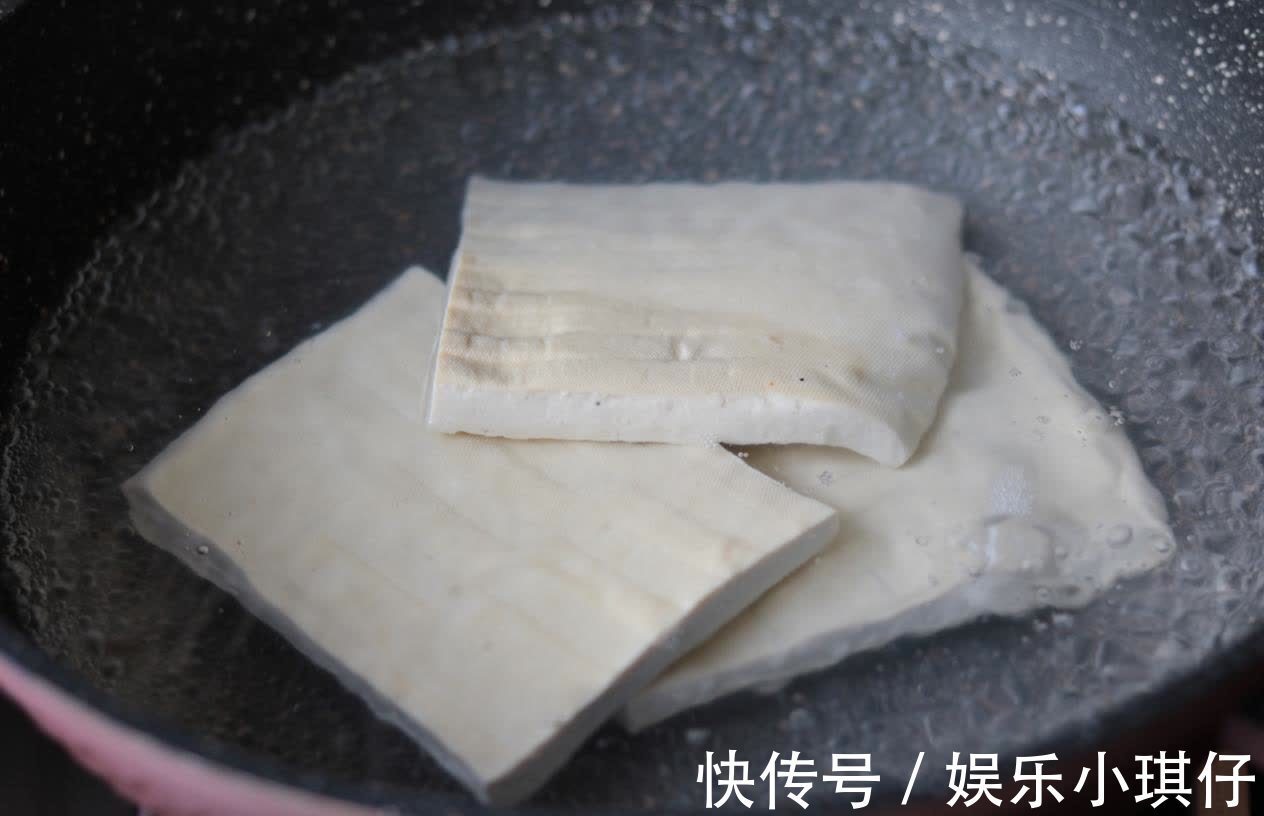 可口|豆腐这样做,大人孩子都爱吃,鲜嫩可口,2块钱能做一大盘