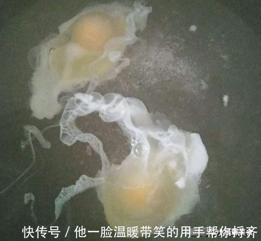 大厨|煮荷包蛋下锅就“开花”？大厨透露：多加这1步，保证鲜嫩又好看