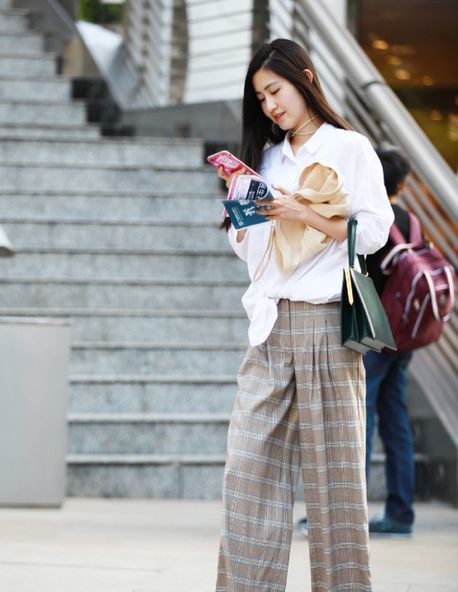 长发披肩|长发披肩的美女,身穿吊带长裙,美观又大方