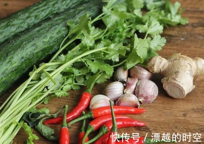 农村婆婆手把手教你腌黄瓜，酸脆又爽口，有它在，白酒都多喝几两