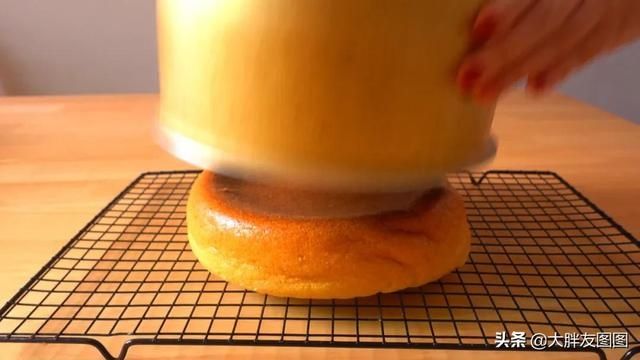 没秤,没打蛋器,没烤箱,如何做出蓬松的无油蛋糕?