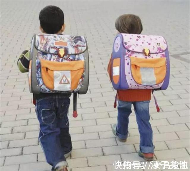 题海战术|“儿子的书包我拎不动”初一孩子书包重达20斤,网友的评论很中肯