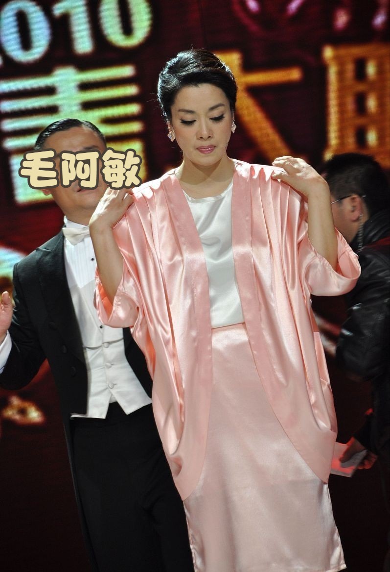 套装|毛阿敏真是“阿姨辈”清流,浅粉色缎面套装像“睡衣”,仍惊艳