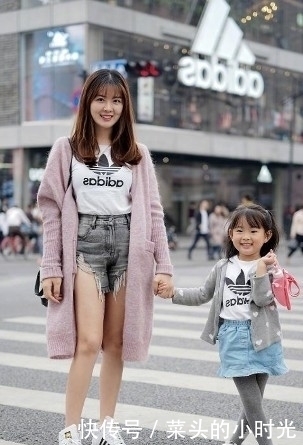 路人街拍,小姐姐搭配一件白色的贴身小背心,非常随意和性感