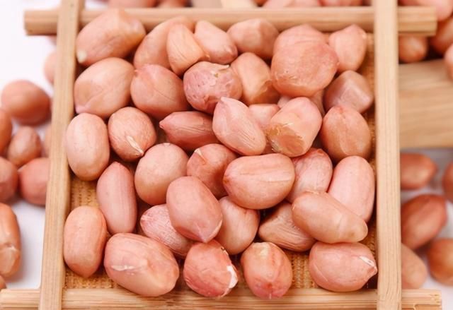 在家做五香花生米,不用微波炉不用烤箱,花生咸香酥脆,还解馋