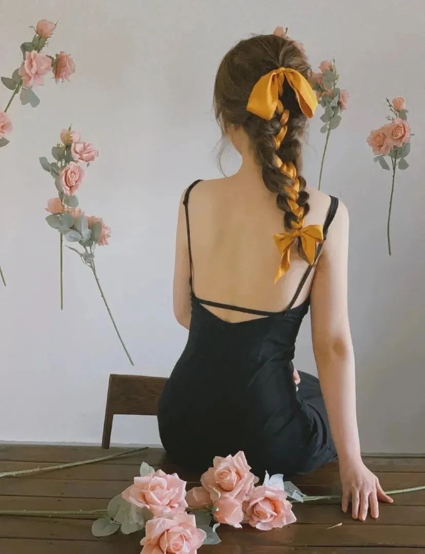 披头散发 别再披头散发了!这3个发型小技巧显嫩又高级