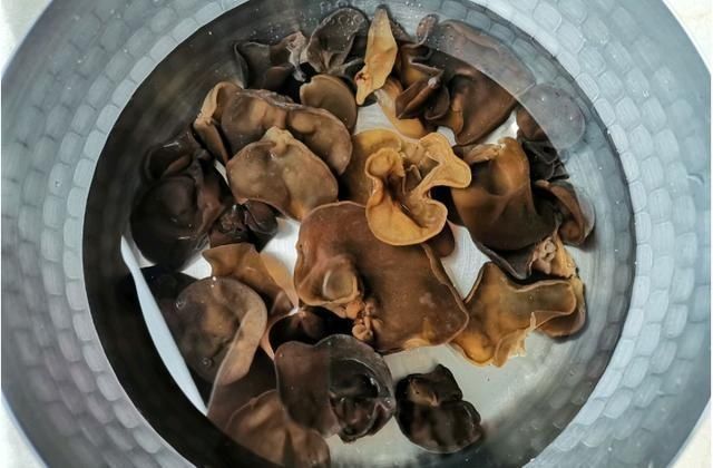 凉拌木耳西兰花|它是“清肠第一菜”，坚持每天吃一盘，刮油甩赘肉，一周瘦5斤