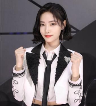 热度超许佳琪，还没表演就C位登顶，虞书欣真是个宝藏女孩