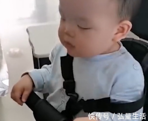 睡眠质量|最敬业干饭人!萌娃被喂饭时努力保持边吃边睡,网友:嘴巴很敬业