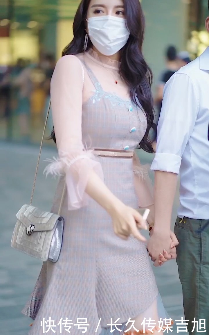 温柔网纱元素装点少女梦，中年女性这样穿，性感又梦幻