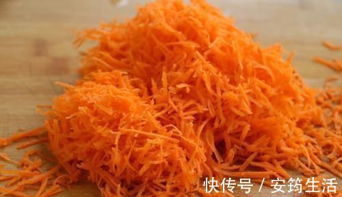 柔软|天热女儿最馋这早餐，手不粘面10分钟出锅，金黄柔软，上桌必光盘